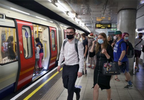 Masks to remain mandatory on TfL services following end of Plan B