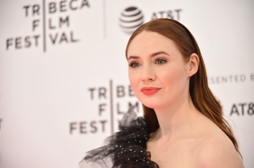 Karen Gillan apologises for her much-ridiculed ‘awkward’ pose on new ...