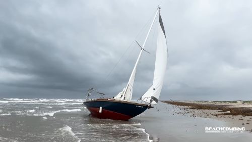 Beachcomber stumbles onto eerie, seemingly abandoned sailboat, Texas video shows