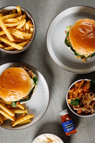 Koreanischer Kimchi Burger · Berliner Speisemeisterei