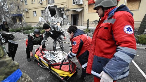 Ukraine meldet Bombardierungen von Krankenhaus, Schule und Wohngebäude in Cherson – mehrere Tote