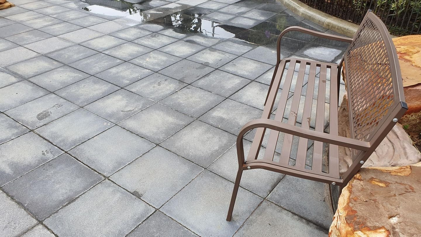Waschbetonplatten reinigen: So entfernen Sie hartnäckige Verschmutzungen