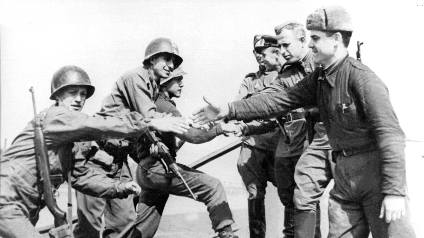 Leichenberge verhinderten Original-Foto der ersten Begegnung an der Elbe