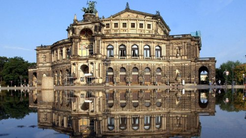 17. August 2002: Die Elbe-Flut erreicht in Dresden ihren Höchststand und rettet Kanzler Schröder die Wiederwahl