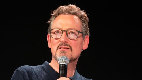 Eckart von Hirschhausen bekommt ein Glas Alpaka-Kot und 20.000 Euro