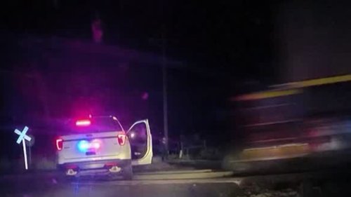 Unglück bei Festnahme: Polizisten setzen Verdächtige auf die Rückbank, dann rammt ein Zug das Auto