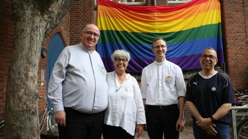 "Love is Halal": Erste Moschee in Deutschland hisst Regenbogenflagge und unterstützt LGBT-Community