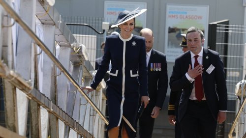 Schiffstauglicher Look: Prinzessin Kate geht in Marineblau an Bord