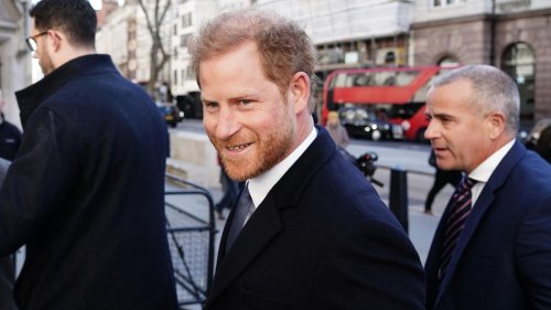 Auf einmal ist er in London: Prinz Harry überrascht mit Gerichtsauftritt