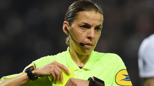Die beste Schiedsrichterin der Welt pfeift als erste Frau ein WM-Spiel – warum erst jetzt?