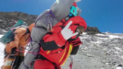 Sherpa schnallt sich Bergsteiger auf den Rücken und rettet ihn aus "Todeszone"