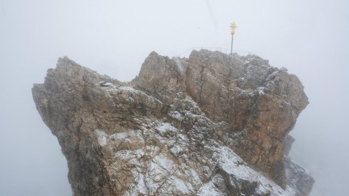 In Sneakern und Jogginghosen auf die Zugspitze: Bergwacht rettet zwei junge Männer
