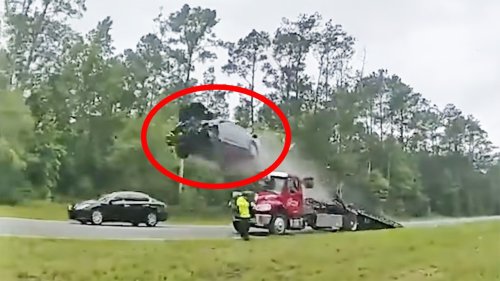 Unfreiwilliger Stunt: Autofahrerin fliegt über Abschleppwagen