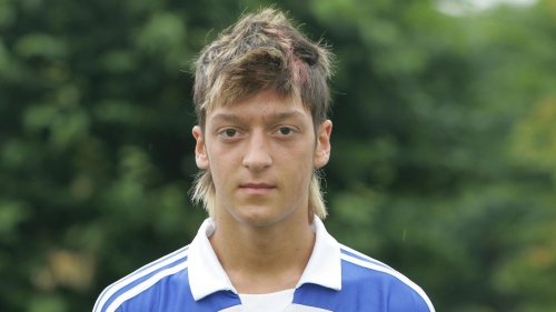 Das Fußball-Genie aus Gelsenkirchen tritt ab: die Stationen von Mesut Özils Karriere in Bildern