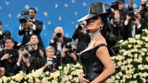 Schreckmoment für Kim Kardashian: Sicherheitsmann stolpert über ihr Kleid