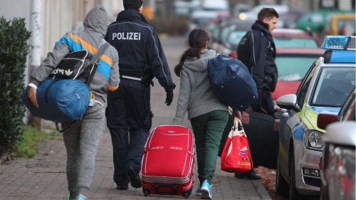Die Abschiebe-Illusion – woran eine Abschiebung von abgelehnten Asylbewerbern tatsächlich scheitert