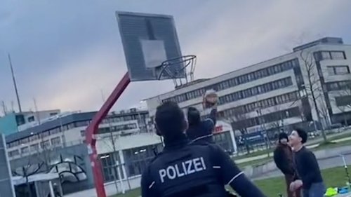 Viralvideo: Polizisten nehmen Jugendliche auf dem Basketballplatz hops