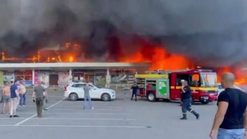 Tote und Verletzte: Russische Armee schießt belebtes Einkaufszentrum in Ukraine in Brand