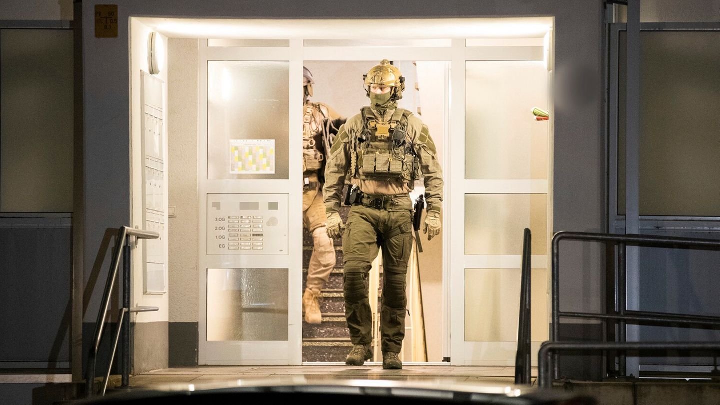 Schleusernetzwerk mit Monopolfunktion: Bundespolizei nimmt zahlreiche Personen fest