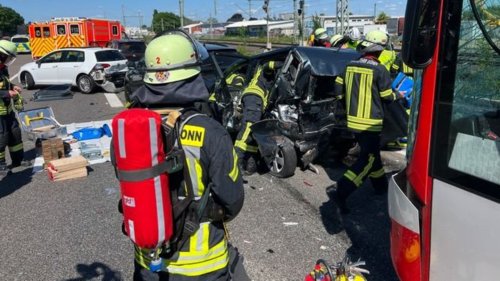 Linienbus rast in Autos auf Autobahn, acht Menschen verletzt