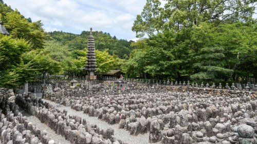 Japans Alte sterben oft vereinsamt – Lagerung der Urnen wird zum Problem