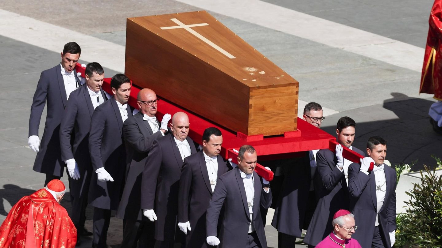 Hundertausende Trauerende, prominente Gäste: Franziskus' Beisetzung in Bildern