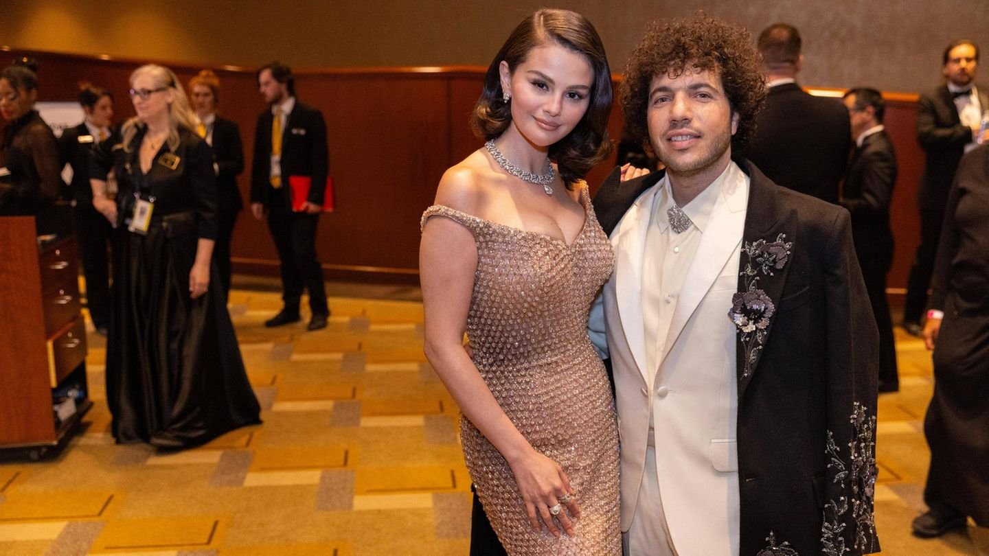 Selena Gomez' Freund fühlte sich "schlampig" angezogen neben ihr