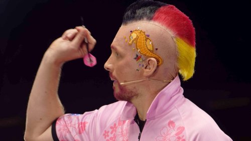 Oliver Pocher provoziert mit seinem Outfit bei Promi-Darts-WM und wird gnadenlos ausgebuht