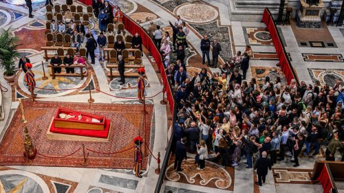 Selfies mit einem toten Papst: Fast 20.000 Gläubige nehmen Abschied 