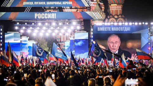 Putin und seine neue Boyband – die peinliche Show vor den Mauern des Kremls