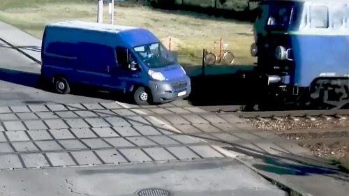 Lok rammt Lieferwagen von den Schienen