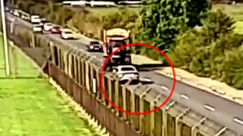 Teenager überrollt Auto mit Traktor – Fahrer des zerquetschten PKWs kommt mit dem Schrecken davon