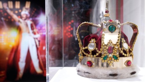 Krone, Kostüme und ein sehr teurer Papierzettel: Diese berühmten Dinge von Freddie Mercury können Sie ersteigern