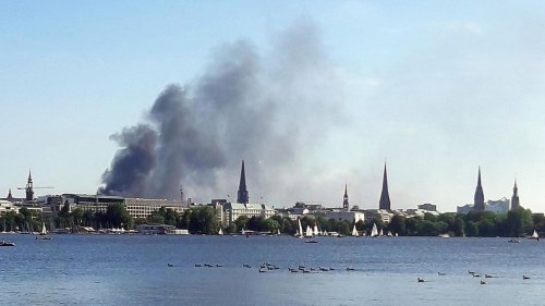 Gasflaschen explodieren bei Brand auf einer Baustelle in der Hafencity