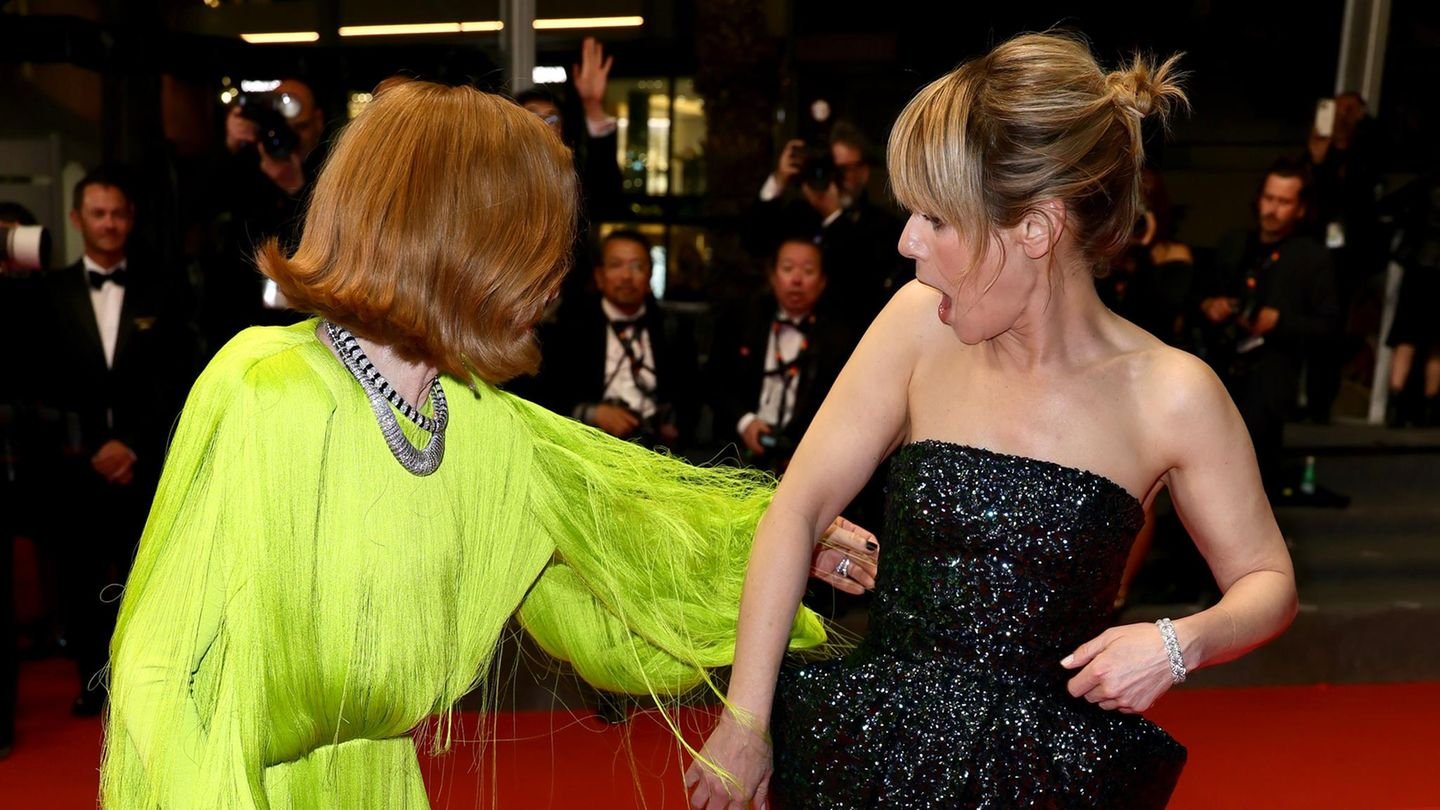 Kleiderpanne in Cannes: Isabelle Huppert verhakt sich auf dem roten Teppich