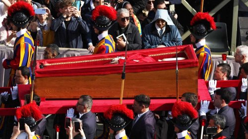Vatikan bahrt Papst Franziskus für öffentlichen Abschied auf