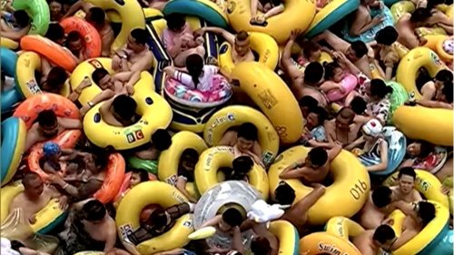 Entspanntes Baden? Fehlanzeige! Hunderte Badegäste drängeln sich in chinesischem Schwimmbecken