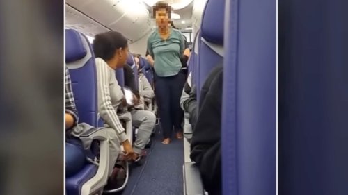 "Jesus wollte das": Frau versucht Flugzeugtür in 10.000 Metern Höhe zu öffnen und beißt anderen Passagier