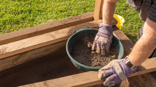 Gartensieb einsetzen: Darum ist das Recyceln von Erde, Sand und Kompost sinnvoll