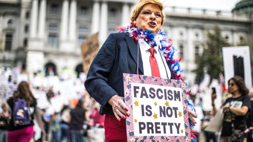 Tausende gehen erneut bei Demonstrationen gegen Trump auf die Straße