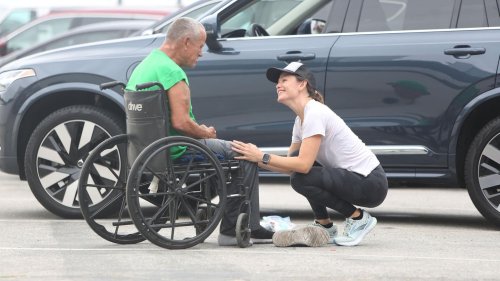 Jennifer Garner schenkt Obdachlosem Socken – und bekommt Unterstützung von einem Paparazzo