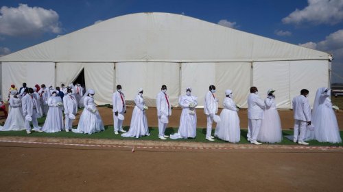 Massenhochzeit in Südafrika: Pfingstkirche traut auch polygame Paare