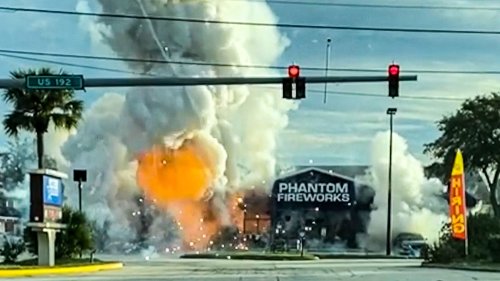 Inferno in den USA: Feuerwerksladen explodiert nach SUV-Unfall