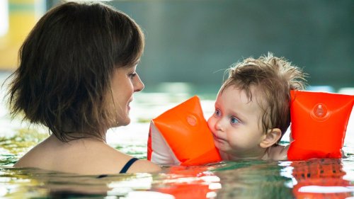 Schwimmhilfen für Kinder: Mit diesen Tools fühlen sich die Kleinsten im Wasser wohl