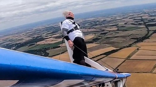 Wing Walk: 93-Jährige schnallt sich auf Flugzeug – dann macht der Pilot einen vollen Looping