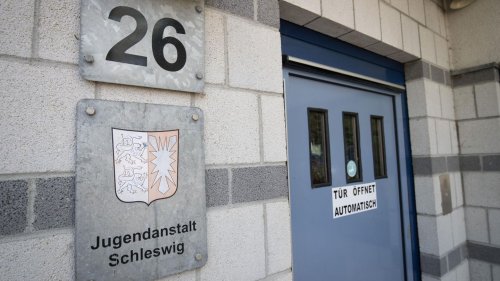 Sex gegen Schoko-Croissant: Zwei Gefängnis-Mitarbeiterinnen verurteilt