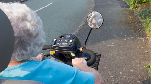 87-Jährige fährt mit elektrischem Rollstuhl auf die Autobahn 
