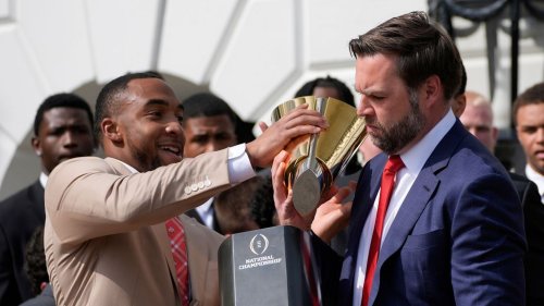 J. D. Vance "zerbricht" Football-Pokal vor versammelter Gewinnermannschaft