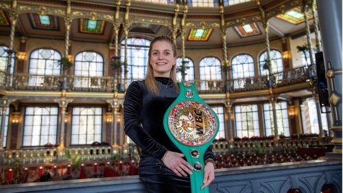 Nur wenige durften in der Boxgeschichte um diesen Gürtel boxen. Jetzt auch Tina Rupprecht aus Augsburg