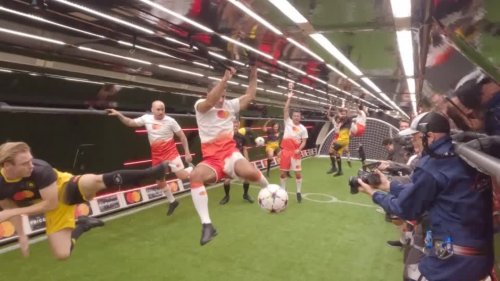 Fußballspiel über den Wolken: Altmeister Figo knackt schwerelos einen Weltrekord